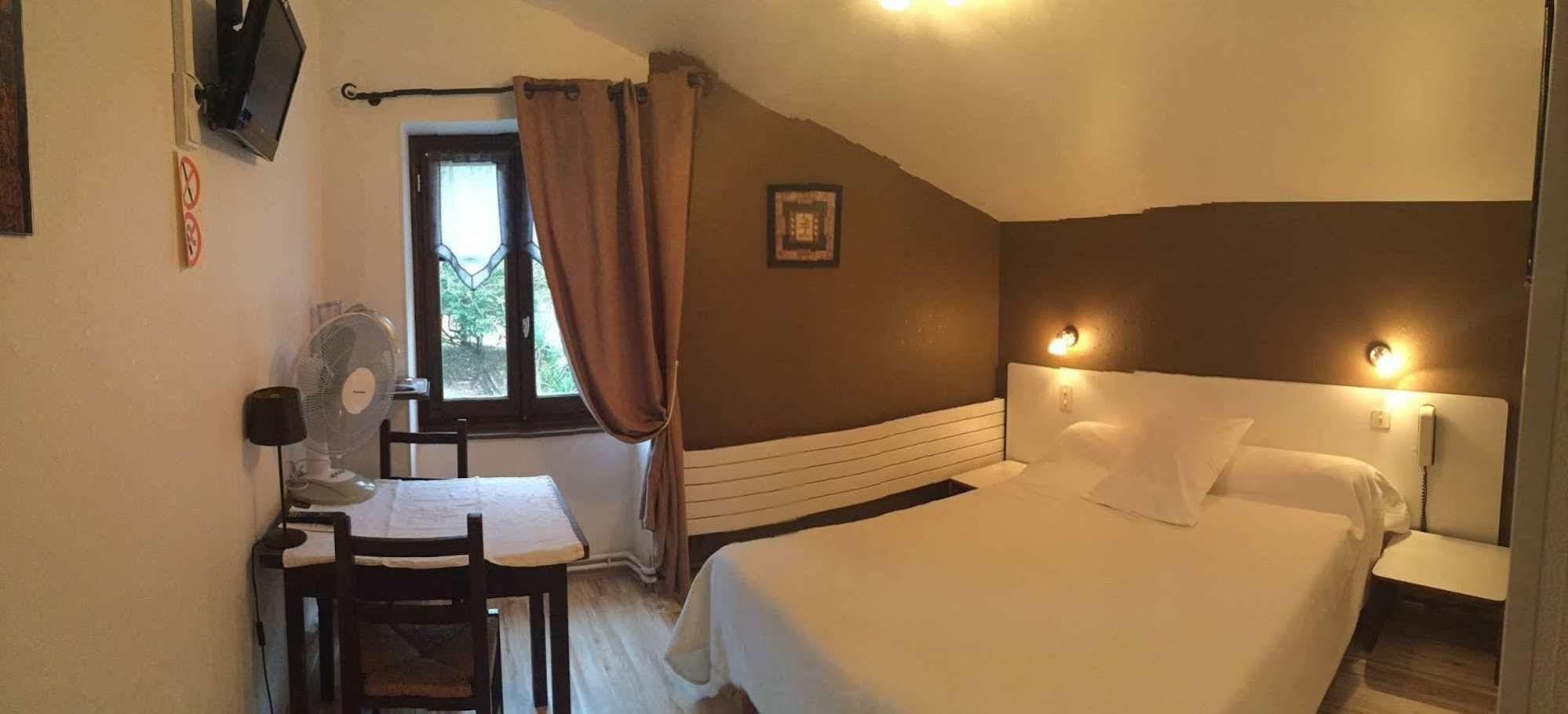 Auberge Les Glycines Cancon Exterior photo